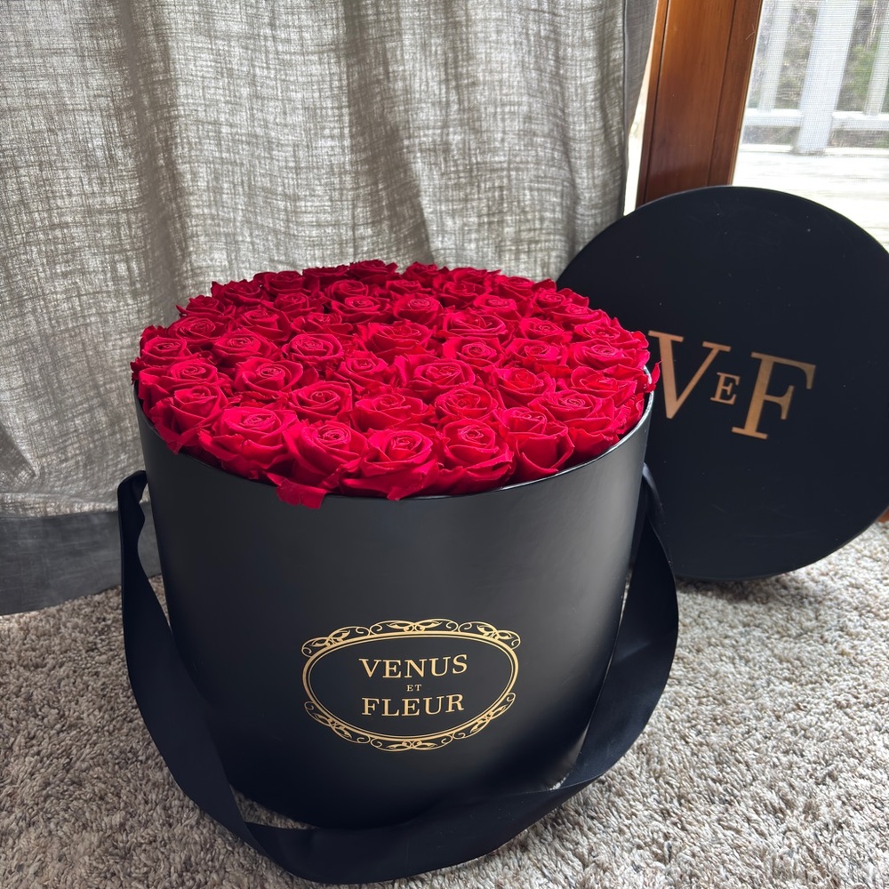 Venus Et Fleur Red Roses in Black Box- large round 42-49 red roses